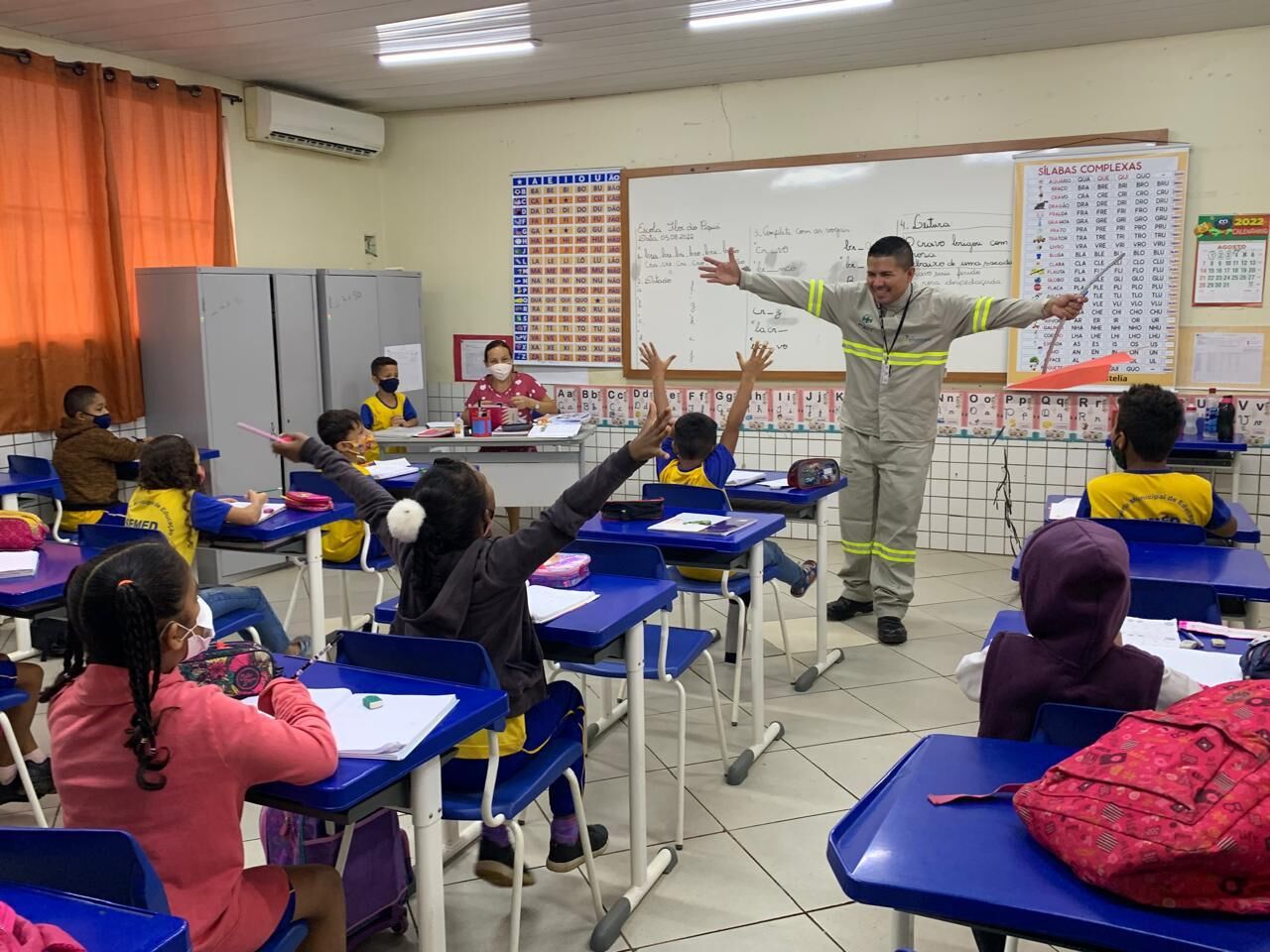 CONSUMIDORES CONSCIENTES - Estudantes são orientados sobre os cuidados com a rede elétrica
